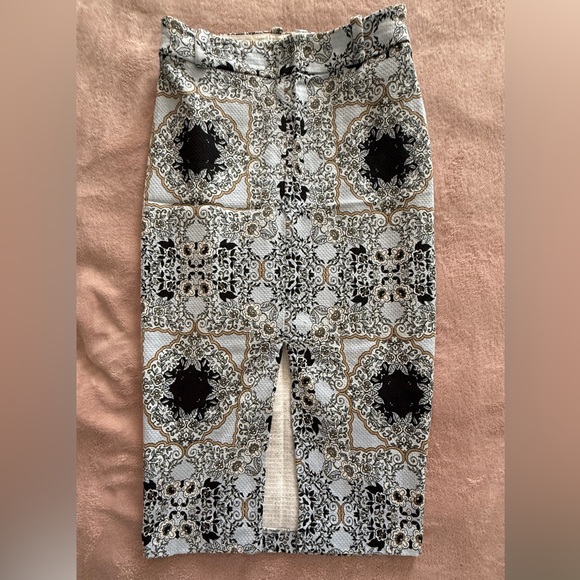 Elegant Blue,Black and Cream Patterned Pencil Skirt - Picture 4 of 5